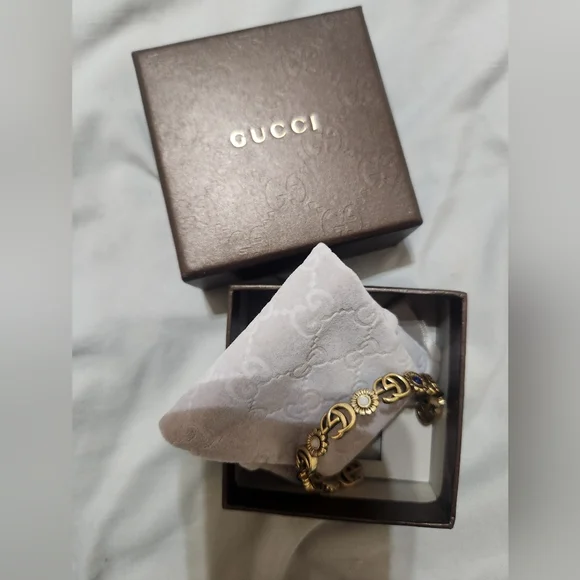 Auth. Gucci GG Marmont flower cuff bracelet in aged gold-tone metal - Picture 14 of 16